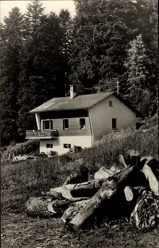 Foto Ak Hundsbach Forbach im Schwarzwald Baden, Haus am Waldrand