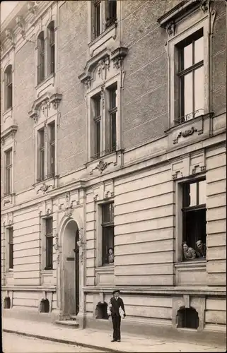 Foto Ak Dresden Blasewitz, Wohnhaus, Anwohner am Fenster