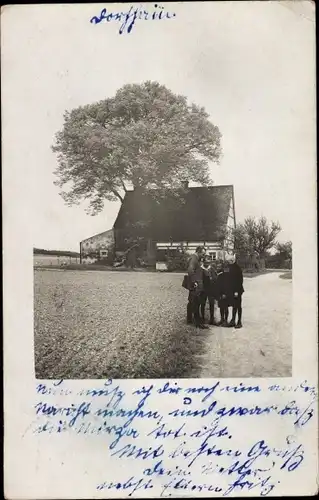 Foto Ak Dorfhain in Sachsen, Ortspartie, Fachwerkhaus, Mann, Kinder