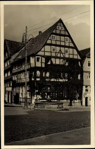 Foto Ak Bad Wildungen in Nordhessen, Fachwerkhaus, Brunnen