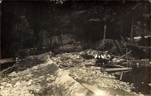 Foto Ak Pirna in Sachsen, Uferpartie, Wald, zwei Männer, Amtssiegel Gerichtsvollzieher 1927