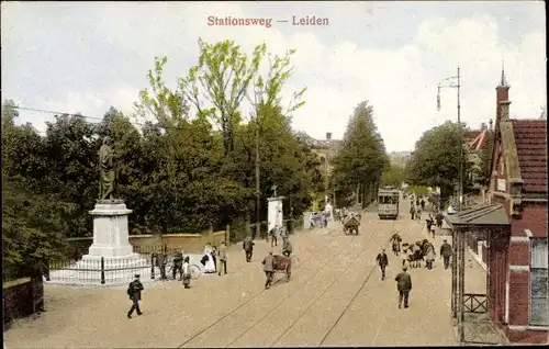 Ak Leiden Südholland Niederlande, Stationsweg, Tram, Denkmal