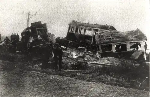 Ak Leiden Südholland Niederlande, Botsing tram en trein op kruising Lammenschansweg 1924