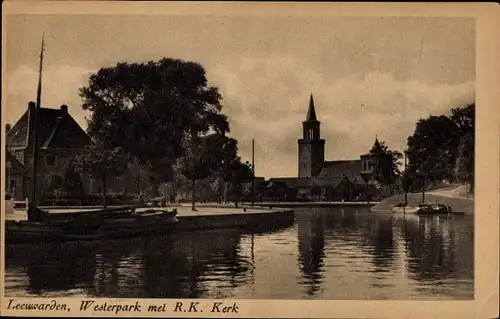 Ak Leeuwarden Friesland, Westerpark met R. K. Kerk