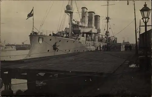 Foto Ak Deutsches Kriegsschiff Hamburg, Kleiner Kreuzer, Reichsmarine, Auslauf zur Ausbildungsreise
