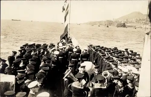 Foto Ak Deutsches Kriegsschiff Hamburg, Kleiner Kreuzer, Reichsmarine, Madeira, Bordmesse, Matrosen