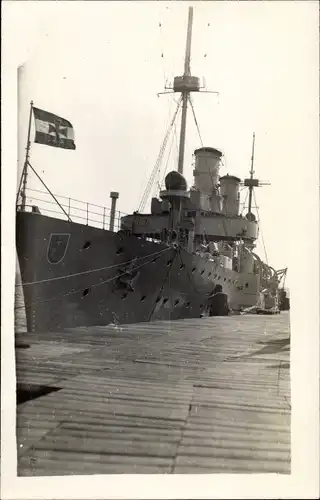 Foto Ak Deutsches Kriegsschiff Nymphe, Reichsmarine, Kleiner Kreuzer, Gazelle Klasse, Bugwappen
