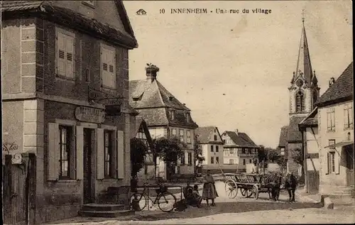 Ak Innenheim Elsass Bas Rhin, Une rue du village, Restaurant, Kirche
