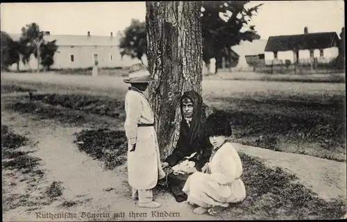 Ak Ruthenische Bäuerin mit ihren Kindern, Fellmütze