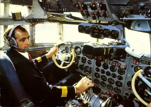 Ak Pilot im Cockpit einer Iljuschin IL 18 der Interflug, Passagierflugzeug