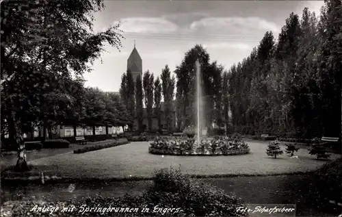 Foto Ak Engers Neuwied am Rhein, Anlage mit Springbrunnen