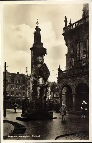 Ak Bremen, Marktplatz, Roland, Passanten, Arkaden, Geländer