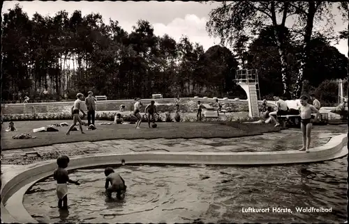 Ak Hörste Lage in Lippe, Partie im Waldfreibad, Sprungturm