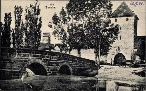 Ak Seßlach in Oberfranken, Blick zum Torturm, Brücke