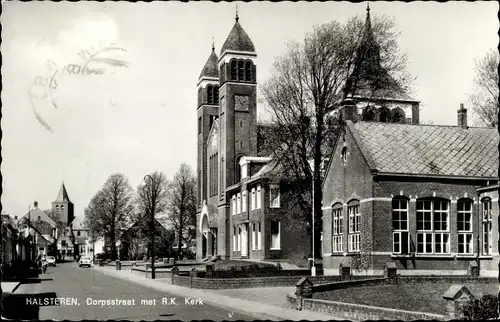 Ak Halsteren Nordbrabant, Dorpsstraat met R. K. Kerk