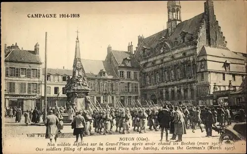 Ak Noyon Oise, Nos soldats defilent sur la Grande Place, 1917