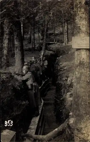 Foto Ak Deutsche Soldaten in Uniform in einem Schützengraben 1917, 1. WK