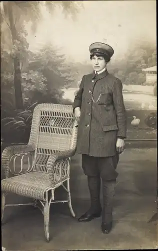 Foto Ak Berlin Charlottenburg, Frau in Uniform, Schaffnerin ?