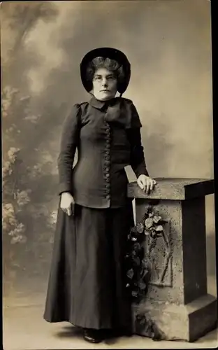 Foto Ak England, Frauenportrait, Salvation Army, Heilsarmee