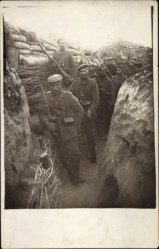 Foto Ak Deutsche Soldaten in Uniform im Schützengraben, Bajonette, 1. WK