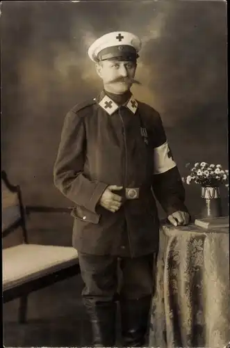 Foto Ak Deutscher Soldat in Uniform, Sanitäter, 1. WK, 1915