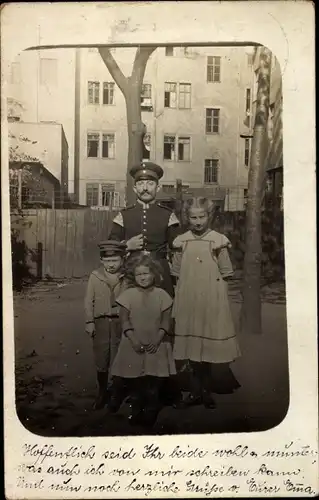 Foto Ak Deutscher Soldat in Uniform mit Kindern, Riesa 1915