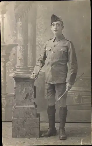 Foto Ak Britischer Soldat in Uniform, Indien, ca. 1920-1930,Standportrait