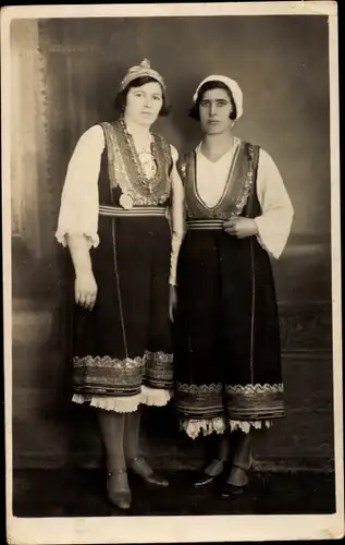 Foto Ak Zwei Frauen in bulgarischer Tracht