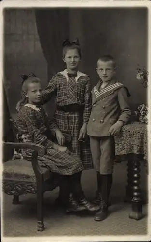 Foto Ak Kinderportrait, zwei Mädchen, Junge im Matrosenhemd, Pfingsten 1919