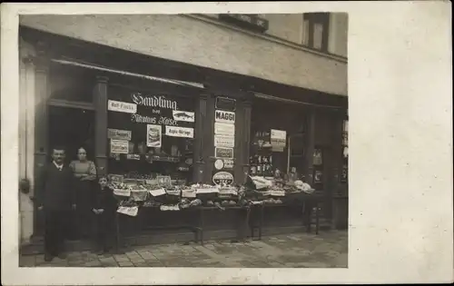 Foto Ak Dresden, Familie vor einer Handlung, Reklametafel Maggi, Schaufenster