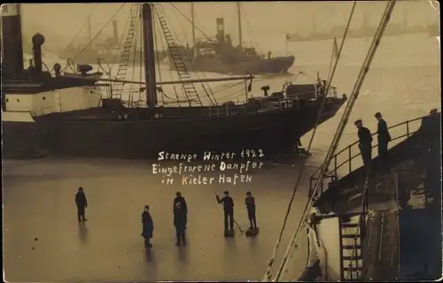 Foto Ak Hansestadt Kiel, Eingefrorene Dampfer im Hafen 1922