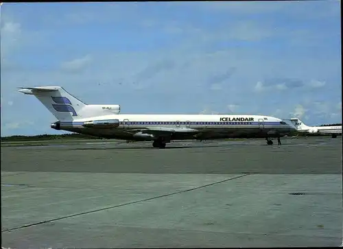 Ak Icelandair Boeing 727 208, Passagierflugzeug auf dem Rollfeld