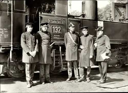 Ak Deutsche Eisenbahn, Traditionsbahn Radebeul Ost-Radeburg, Lok 132, Zugpersonal in Uniformen
