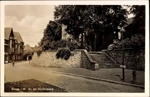 Ak Bünde in Westfalen, An der Kirchtreppe