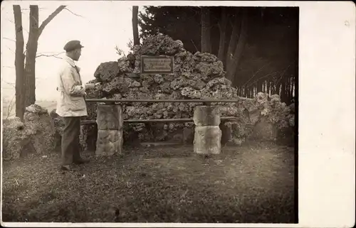 Foto Ak Frankenstein Oederan Sachsen, Gedenkstein Apotheker Emil Rommershausen