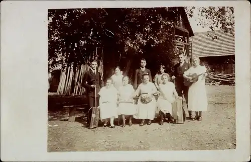 Foto Ak Dresden, Gruppenbild auf dem Hof