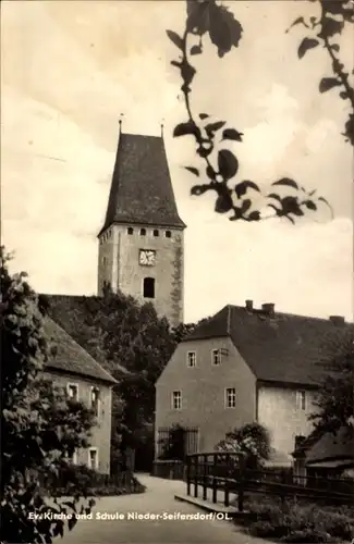 Ak Nieder Seifersdorf Waldhufen in der Oberlausitz, Ev. Kirche, Schule