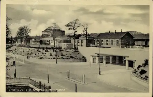 Ak Enschede Overijssel Niederlande, Stationsplein met Tunnel, Bahnstrecke, Bahnhof Straßenseite