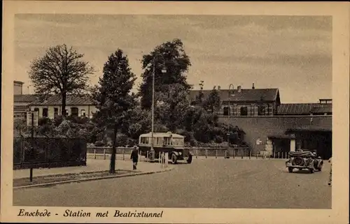 Ak Enschede Overijssel Niederlande, Station met Beatrixtunnel, Omnibus, Automobil, Straßenseite