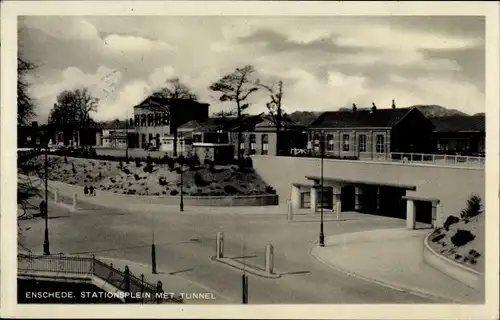 Ak Enschede Overijssel Niederlande, Stationsplein met Tunnel, Bahnstrecke, Bahnhof Straßenseite