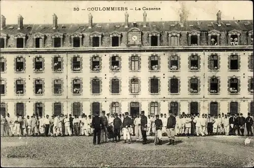 Ak Coulommiers Seine et Marne, La Caserne, soldats francais