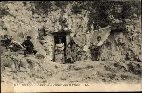 Ak Dieppe Seine Maritime, Habitation de Pecheurs dans la Falaise