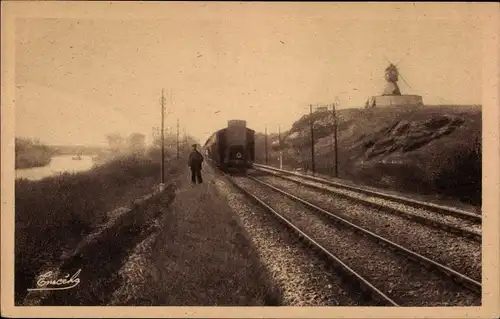 Ak Savennières Maine et Loire, Le Moulin de la Petite Roche vers la Loire, Bahnstrecke, Zug