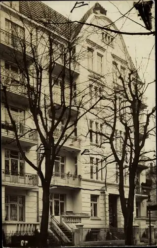 Foto Ak Hamburg Mitte Altstadt, Straßenpartie mit Blick auf ein Wohnhaus