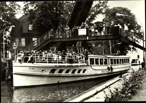 Ak Berliner Fahrgastschiffe, Salondampfer MS Müggelturm P 143 unter einer Hebebrücke