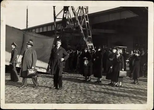 Foto Ak Hansestadt Bremen, Passagiere im Hafen