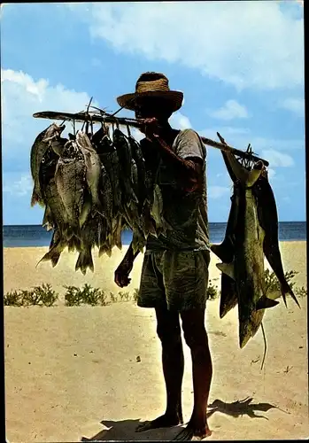 Ak Seychellen, Fisherman landing his catch