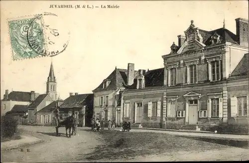 Ak Juvardeil sur Sarthe Maine-et-Loire, la Mairie, Straßenpartie, Pferdefuhrwerk