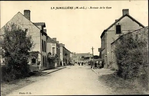 Ak La Jumellière Maine-et-Loire, Arrivée de la Gare, Calvaire, Ortspartie