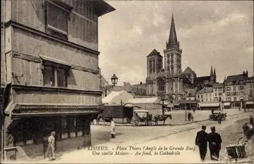 Ak Lisieux Calvados, Place Thiers, Une vieille Maisons, La Cathedrale